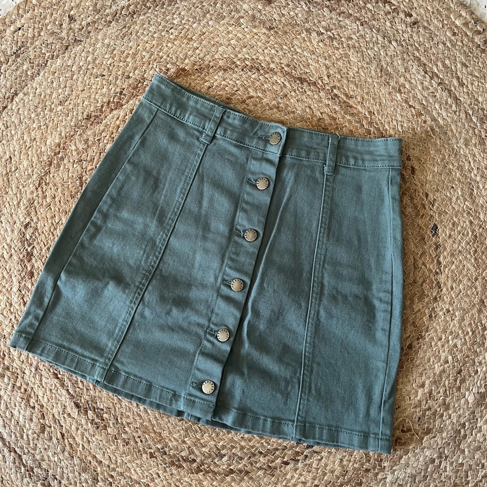 NWOT Forever 21 Sage Denim Mini Skirt with Front Buttons. Size Large.
